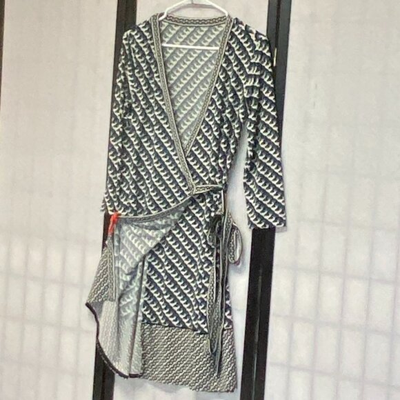 Max Studio Wrap Midi Dress L V-Neck Long Sleeve Border Print Stretch Knit Boho - Picture 4 of 11